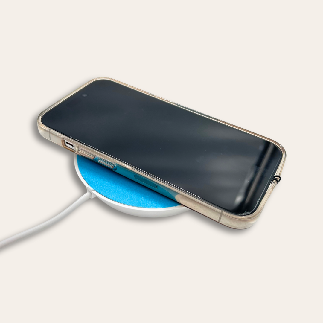 Chargeur à induction en plastique recyclé personnalisable Chargeur induction plastique recyclé avec téléphone dessus.