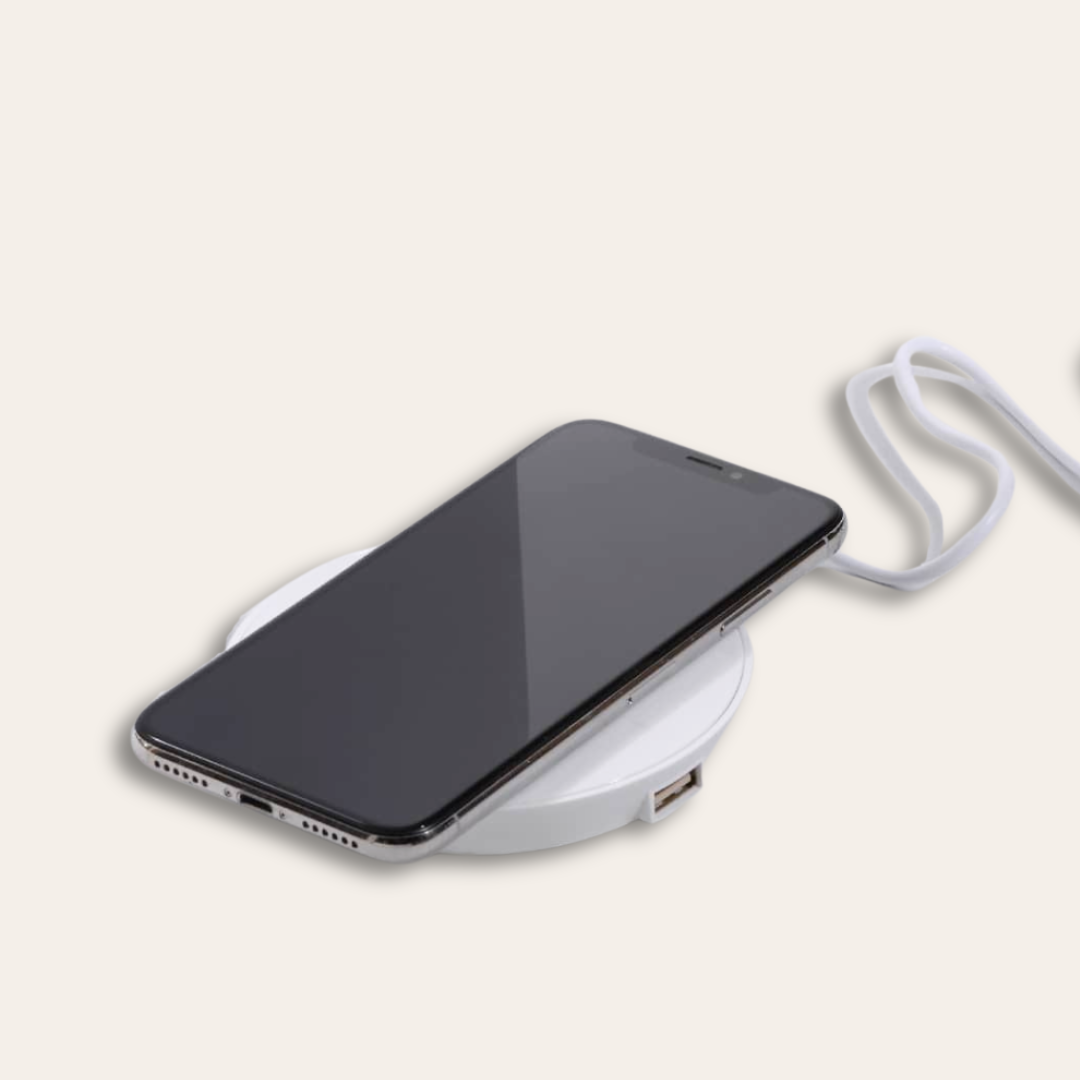 Chargeur induction fait de plastique recyclé et écologique Chargeur à induction en plastique recyclé avec mobile dessus.