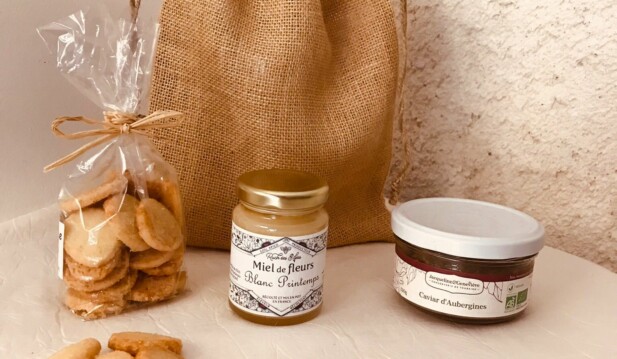 Coffret cadeau brut avec toile de jute, biscuits bio, miel et tartinade legumes bio