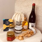 Cffret cadeau pochon coton avec biscuits, gelée de vin au safran, confiture, chocolat et une bouteille de vin rouge St Nicolas de Bourgueil