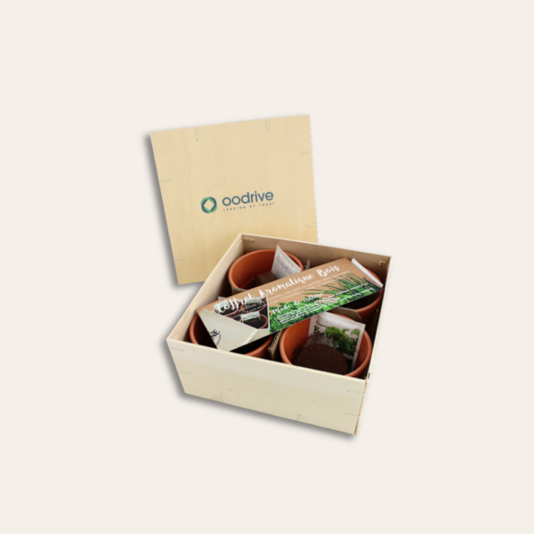 Coffret en bois avec des pots dedans.