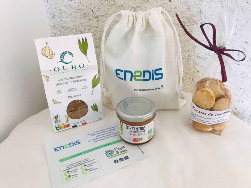 Pochon coton personnalisé sérigraphie Enedis avec des produits gourmands