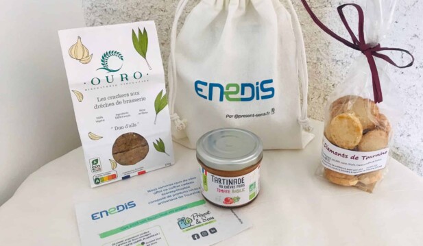 Pochon coton personnalisé sérigraphie Enedis avec des produits gourmands