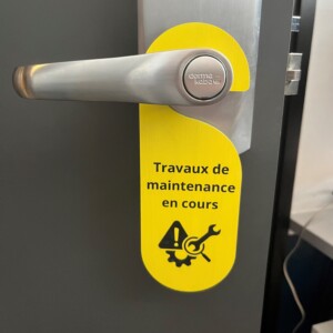 accroche porte jaune chambre hotel pour maintenance intervention