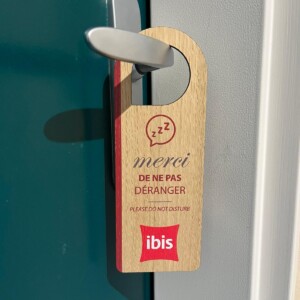 Cravate Ibis2 cravate accroche porte en bois pour hotels