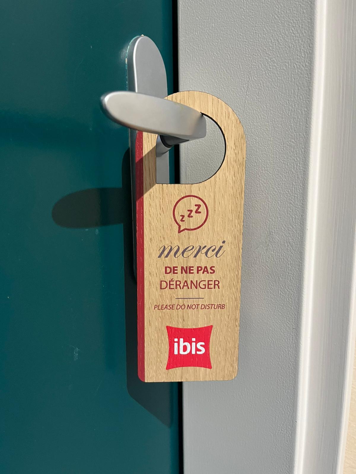 Cravate Ibis2 cravate accroche porte en bois pour hotels