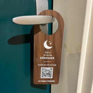 accroche porte en bois noyer foncé pour les portes d'hôtels