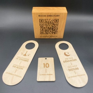 Cube QR Code avec deux cravates de porte et carte en bois sur le côté.