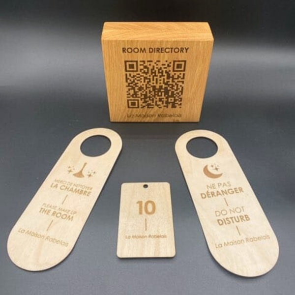 Cube QR Code avec deux cravates de porte et carte en bois sur le côté.