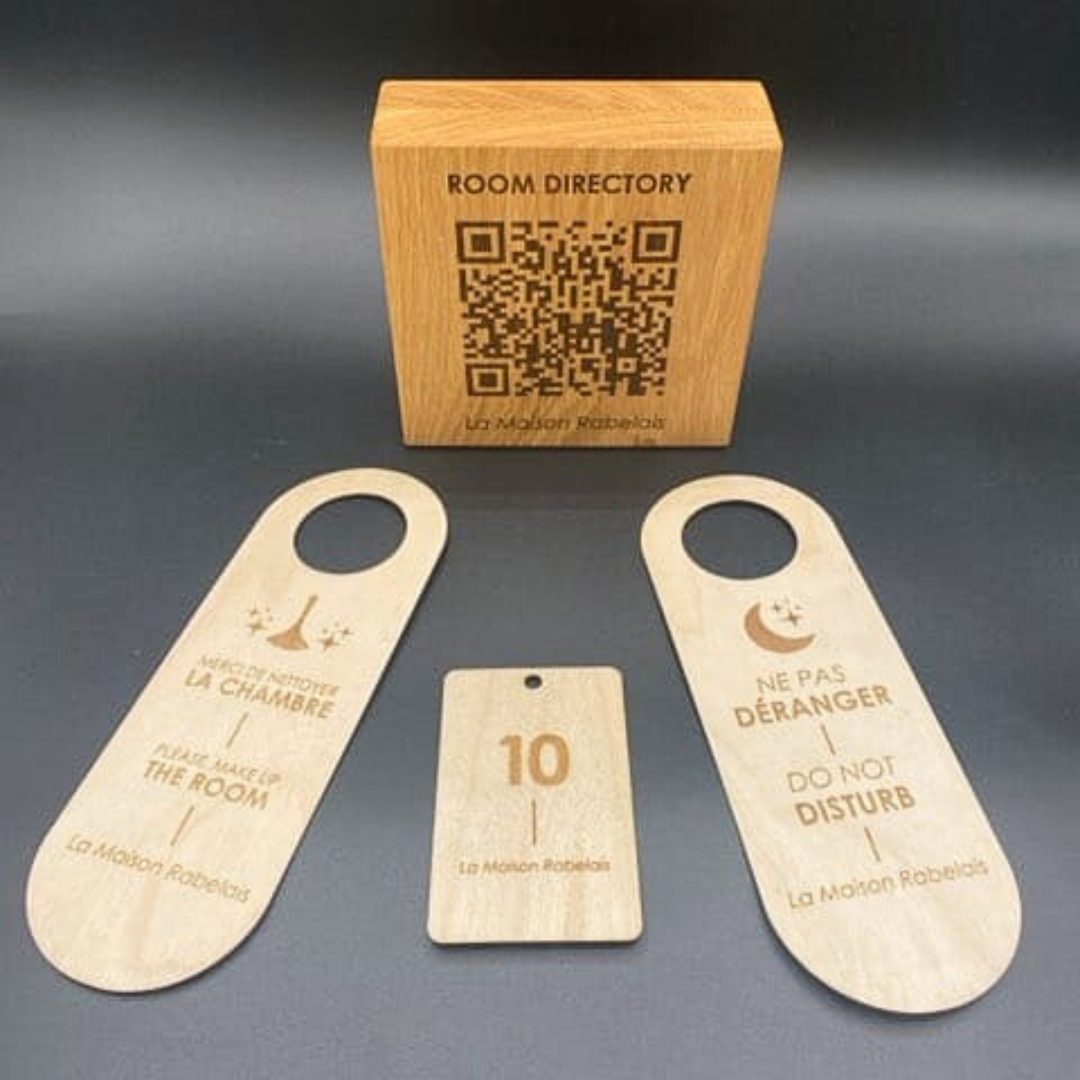 Cube QR Code, cravate de porte et carte chambre Cube QR Code avec deux cravates de porte et carte en bois sur le côté.