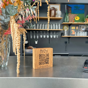 Cube avec un QR code dessus, posé sur un bar de restaurant.