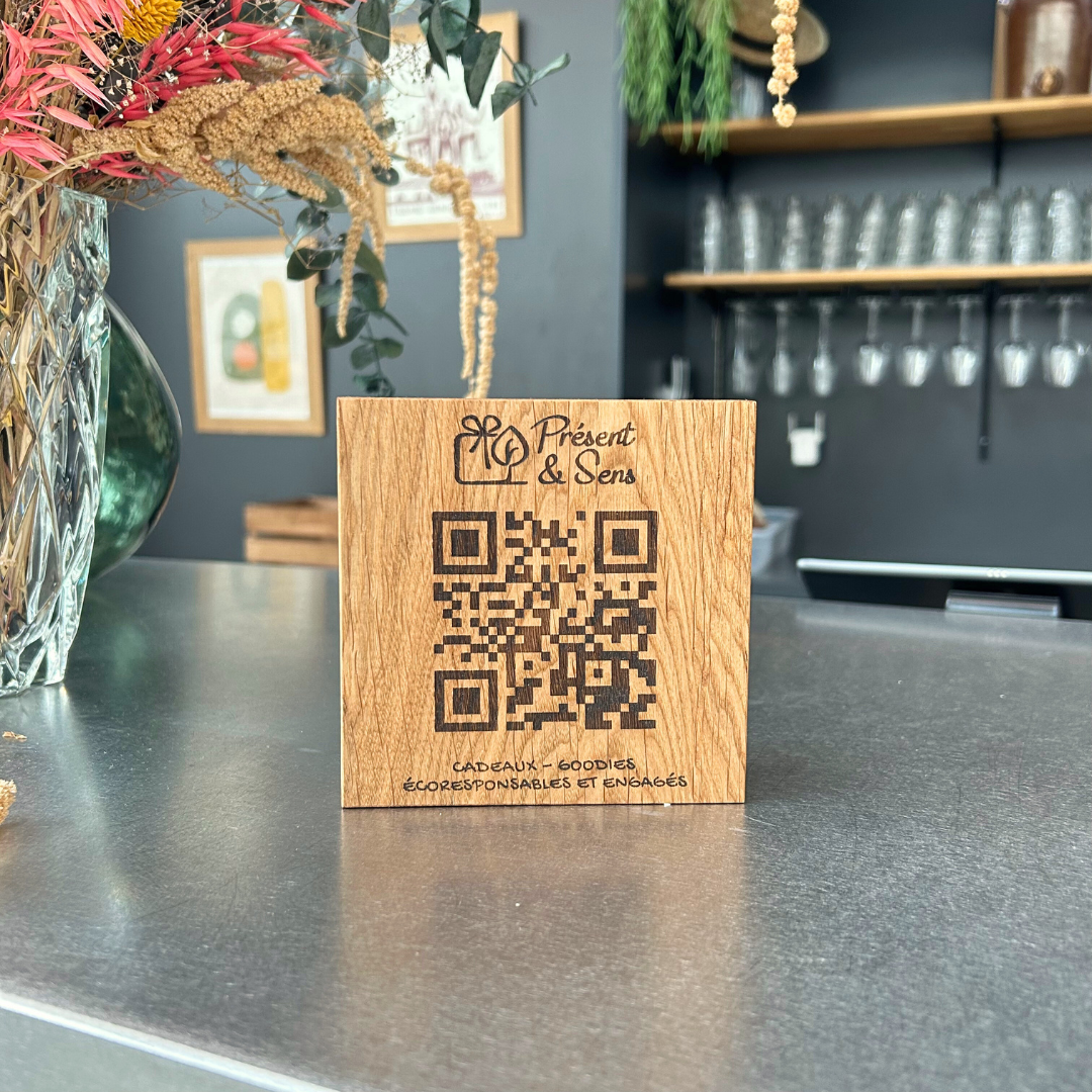 Cube QR Code artisanal et à personnaliser Cube avec un QR code dessus.