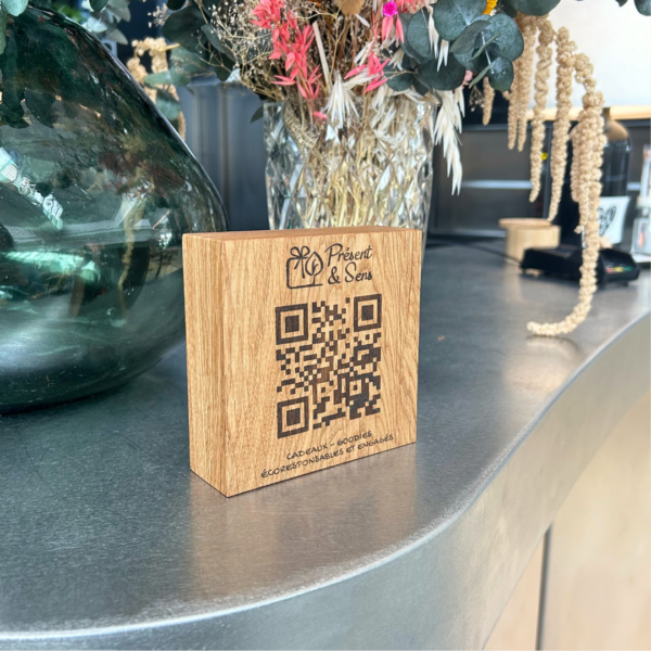 Cube avec un QR code dessus et posé sur un bar.