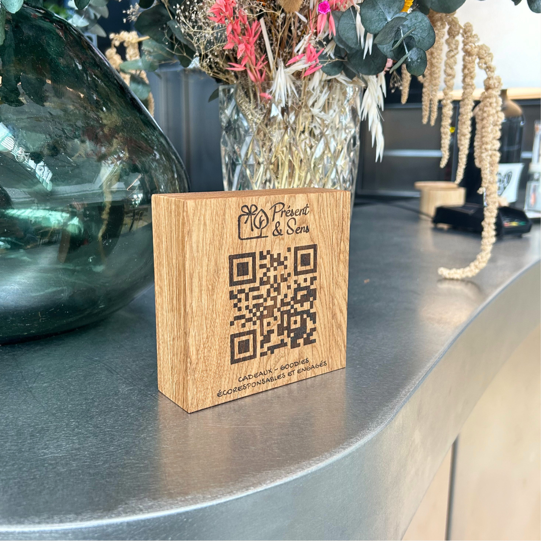 Cube QR Code Présent et Sens Cube avec un QR code dessus et posé sur un bar.
