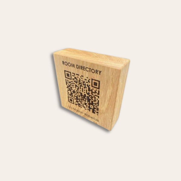 Cube en bois gravé un QR code.