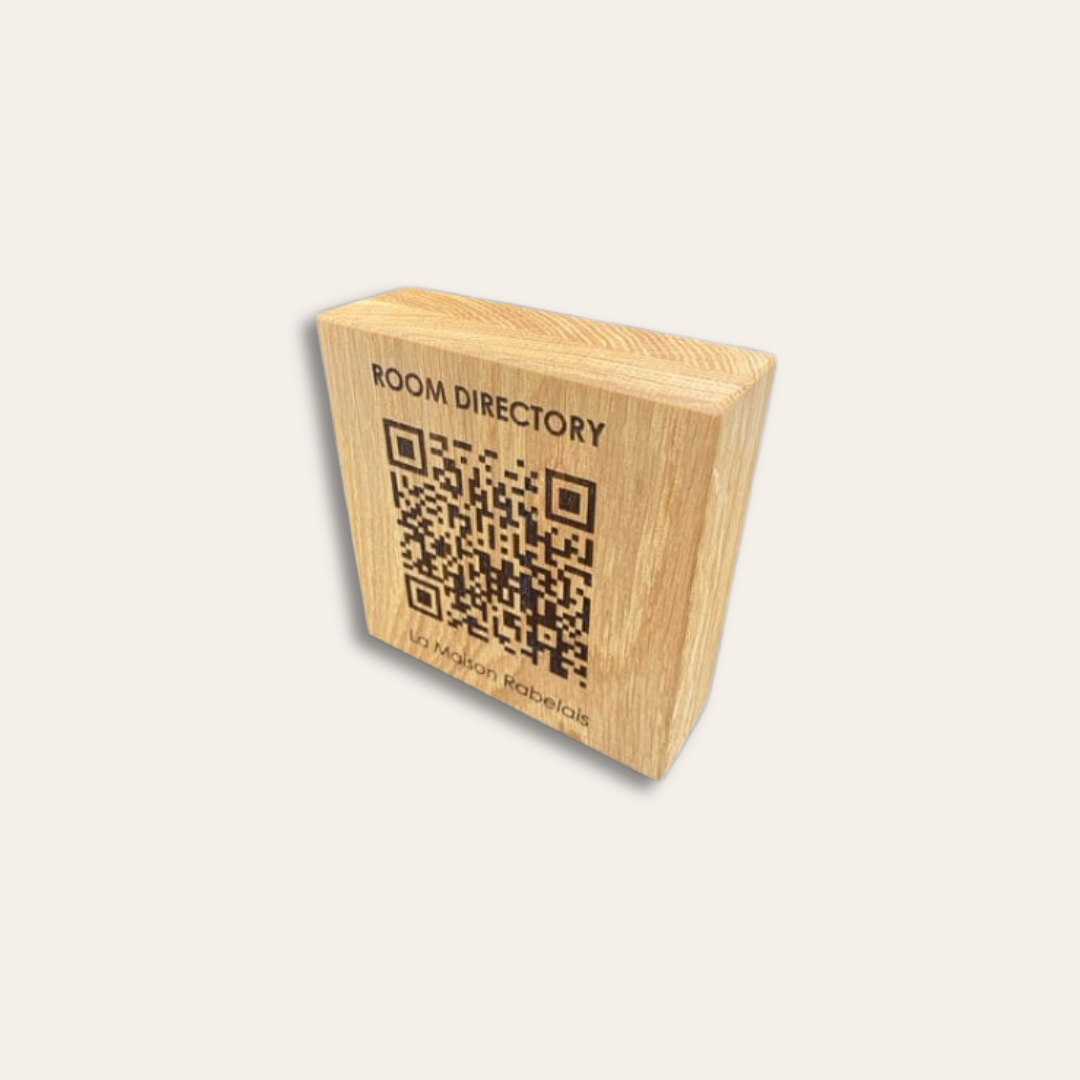 Cube QR code La maison Rabelais Cube en bois gravé un QR code.