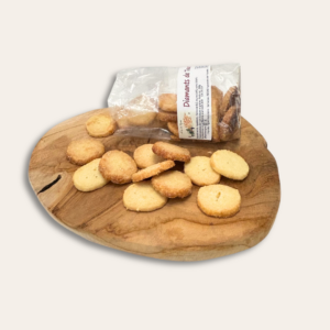 Des biscuits éparpillés et un sachet de biscuit posé sur une planche.