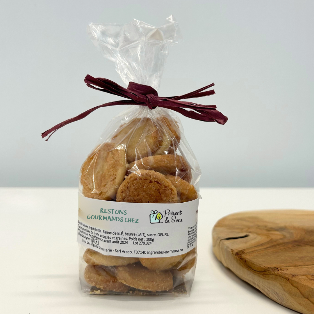 Sachet de biscuit personnalisé et planche en bois en arrière-plan.