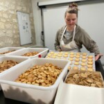 jeune boulangère en préparation de biscuits