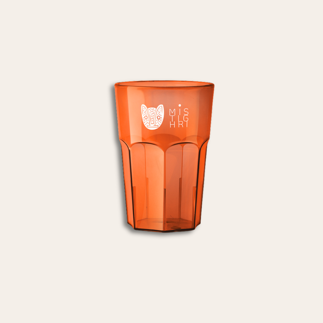 Gobelet Tritan 40cl plastique recyclable Verre coloris orange et illustré un chat et des lettres dessus.