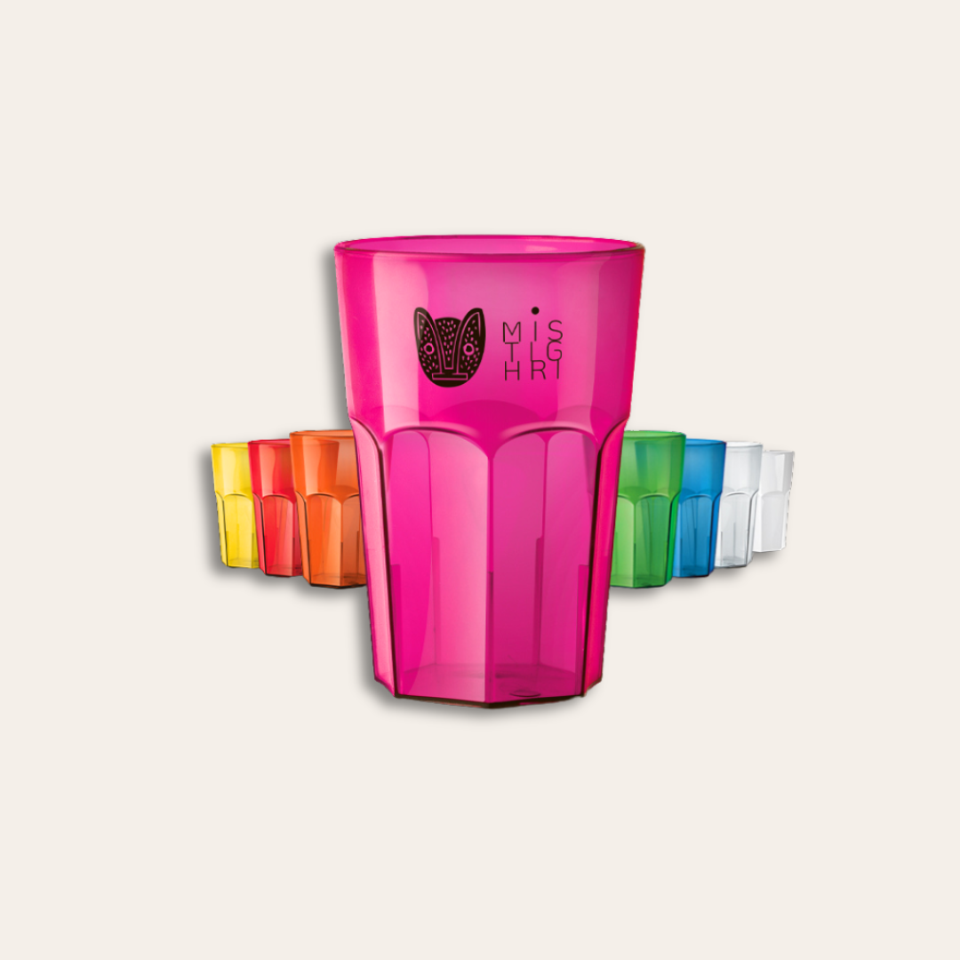 Gobelet Tritan plastique recyclé Un verre en avant-plan coloris rose et illustré un chat et des lettres et en arrière-plan plusieurs verres colorés.