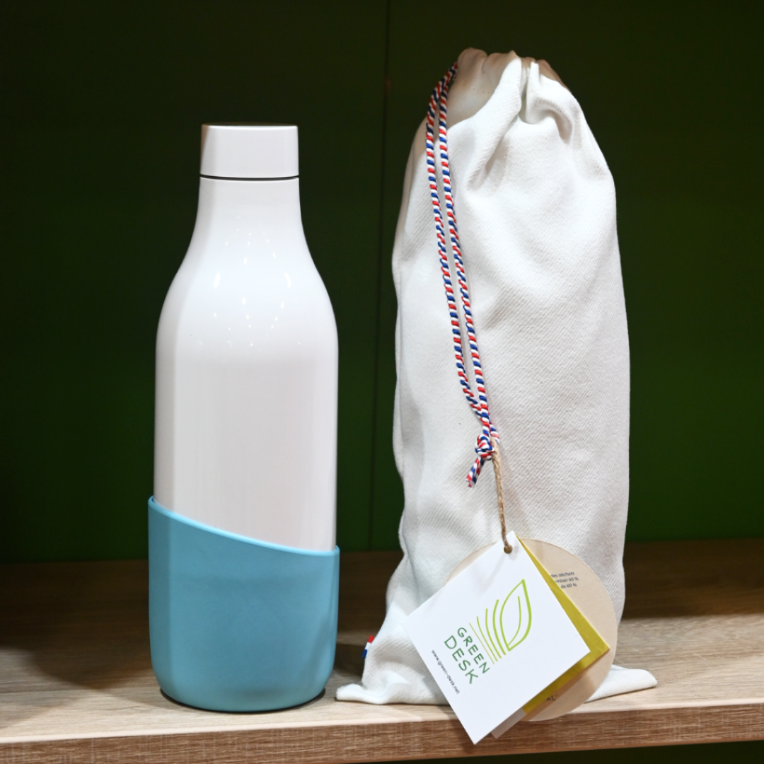 Gourde ostral isotherme coloris bleu Gourde ostral isotherme bleu et en PET et SEBS recyclés.