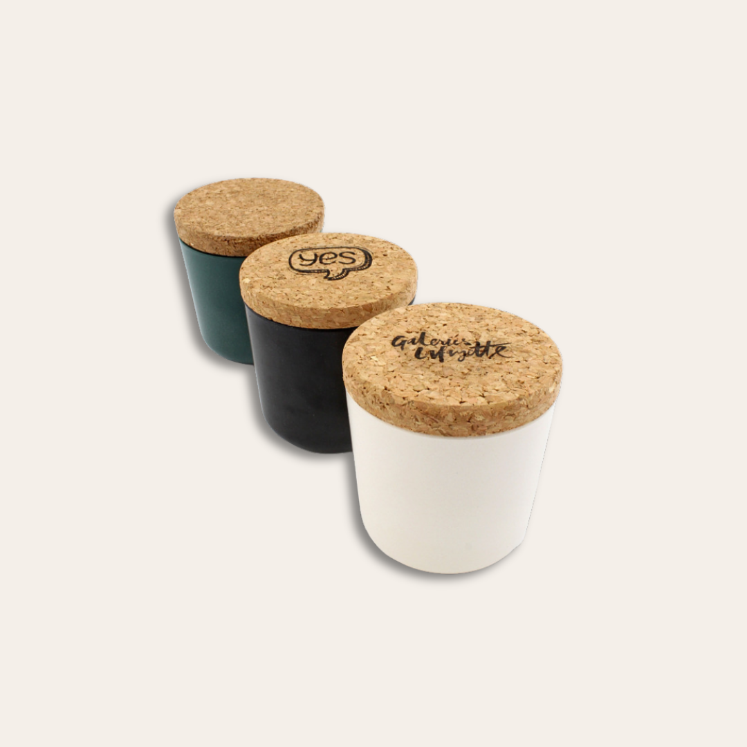 Pots en fibre de bambou certifiée et couvercle liège Galerie Lafayette. Trois pots avec deux couvercles illustré.