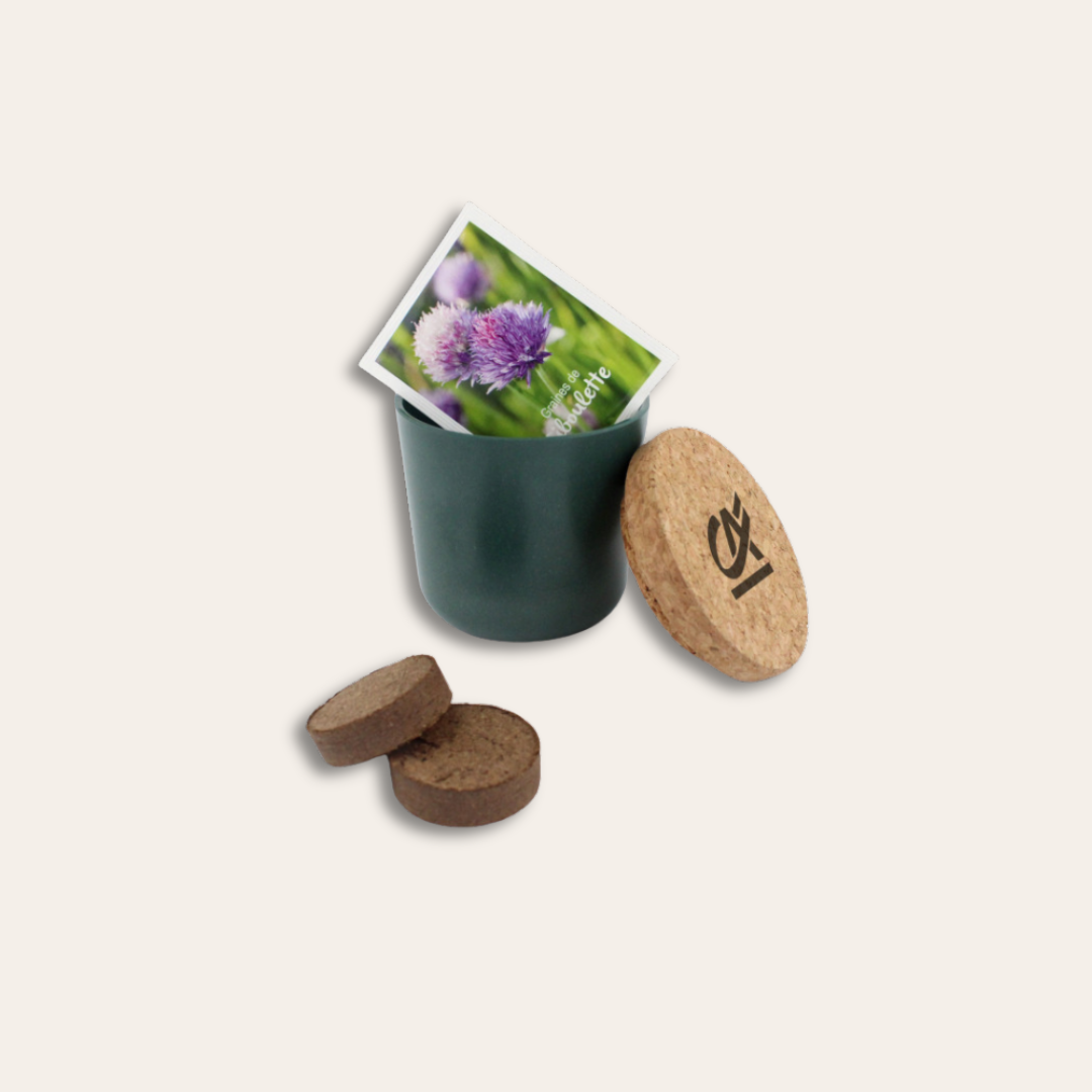 Kit plantation pot bambou + couvercle liège Crédit Agricole Pot avec un couvercle en liège personnalisé, scahet de graine et toube.