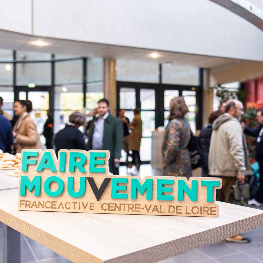 logo totem à poser avec pattes rétractables -fabrication artisanale