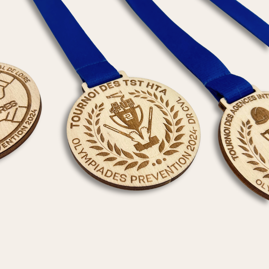 Médaille en bois artisanal et personnalisable Médaille en bois pour Enedis.