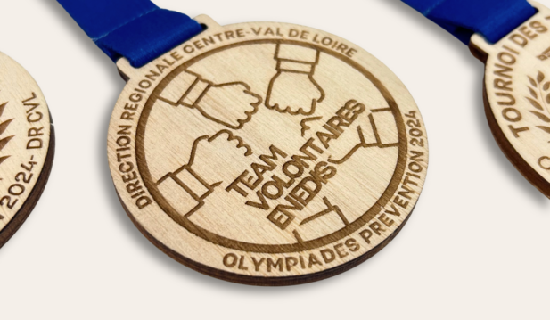 Médaille en bois artisanal et régional.