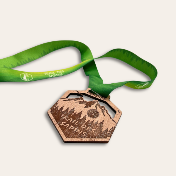 Médaille en bois gravée.