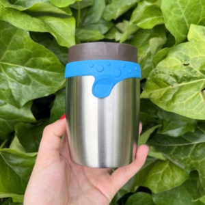 Mug inox de 200ml refermable coloris bleu dans une main.