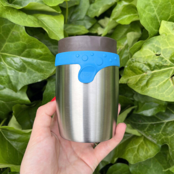 Mug inox de 200ml refermable coloris bleu dans une main.