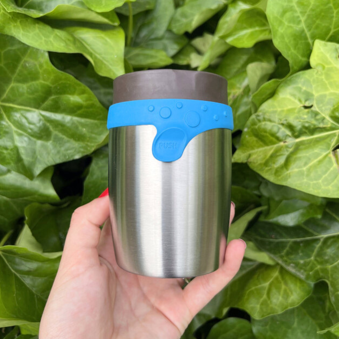 Mug inox 200ml refermable et durable Mug inox de 200ml refermable coloris bleu dans une main.