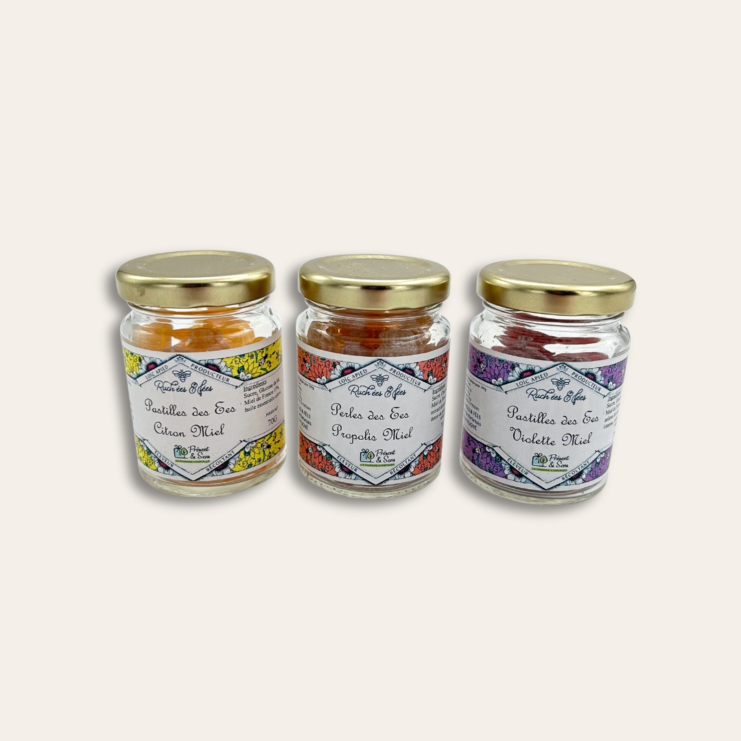 Pastilles miel étiquette persaonnalisable Trois pots en verre remplis de pastilles et étiquette.