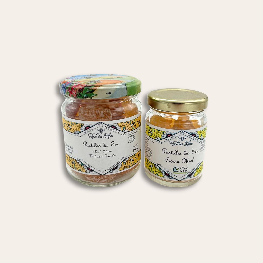 Pastilles au miel artisanal Petit et grand pot en verre de pastilles citron miel avec étiquette collée sur les pots.