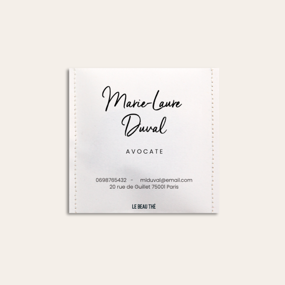 Sachet de thé couleur blanc et du texte écrit dessus.