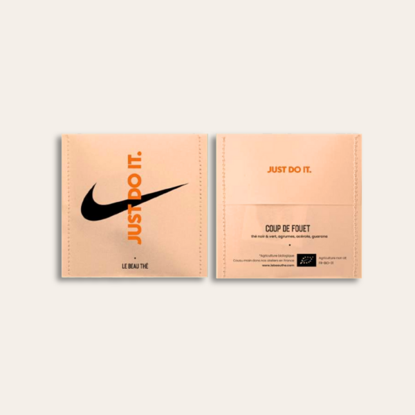 Sachet thé coloris pêche et en recto verso avec logo Nike dessus.