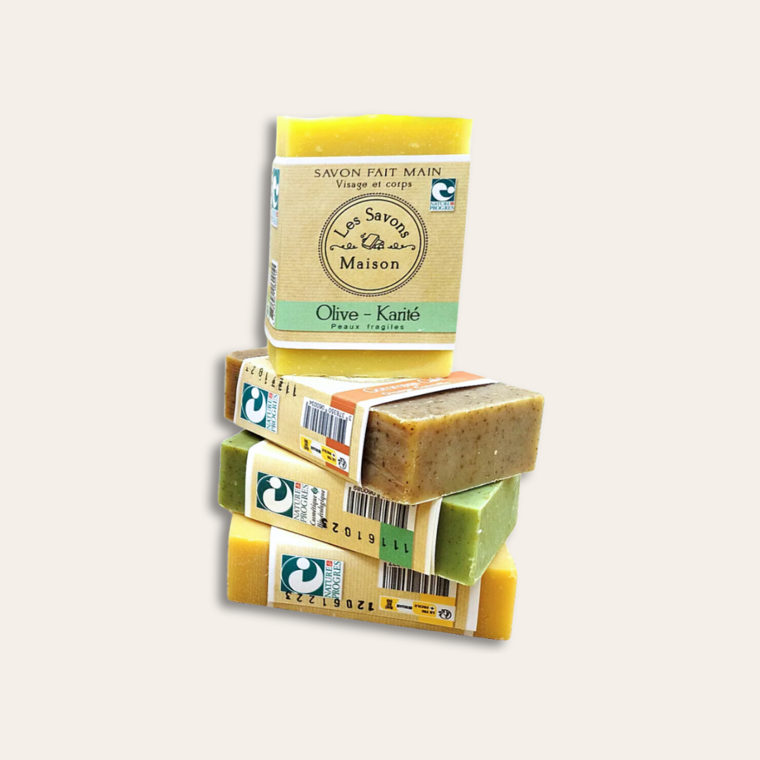 Savon Bio de 100g personnalisable Quatre savons faits main posés les uns sur les autres.