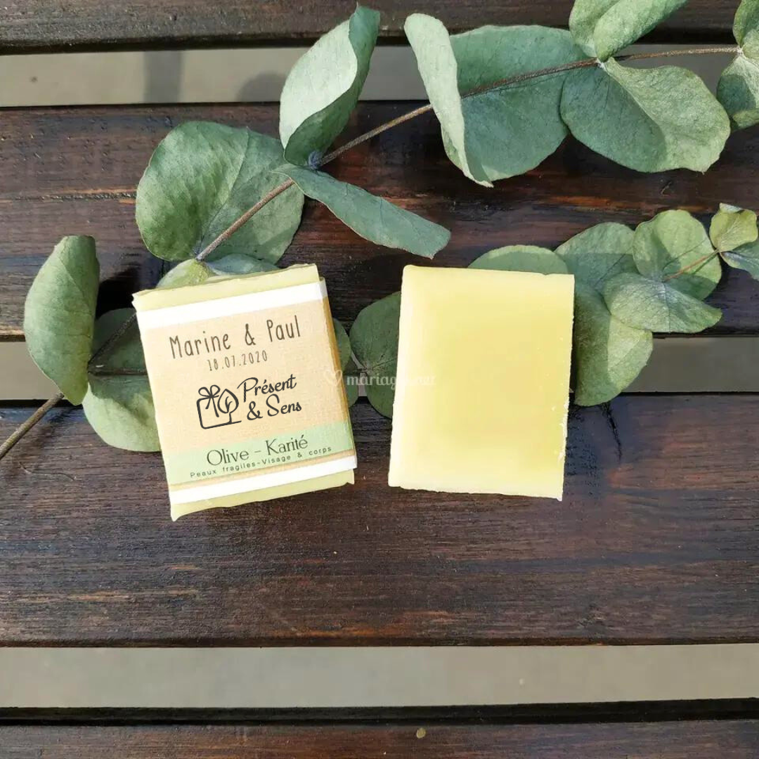 Savon Bio 50g pour mariage et personnalisable Deux savons à l'olive - karité, personnalisés pour un mariage, posés sur du bois avec feuilles.