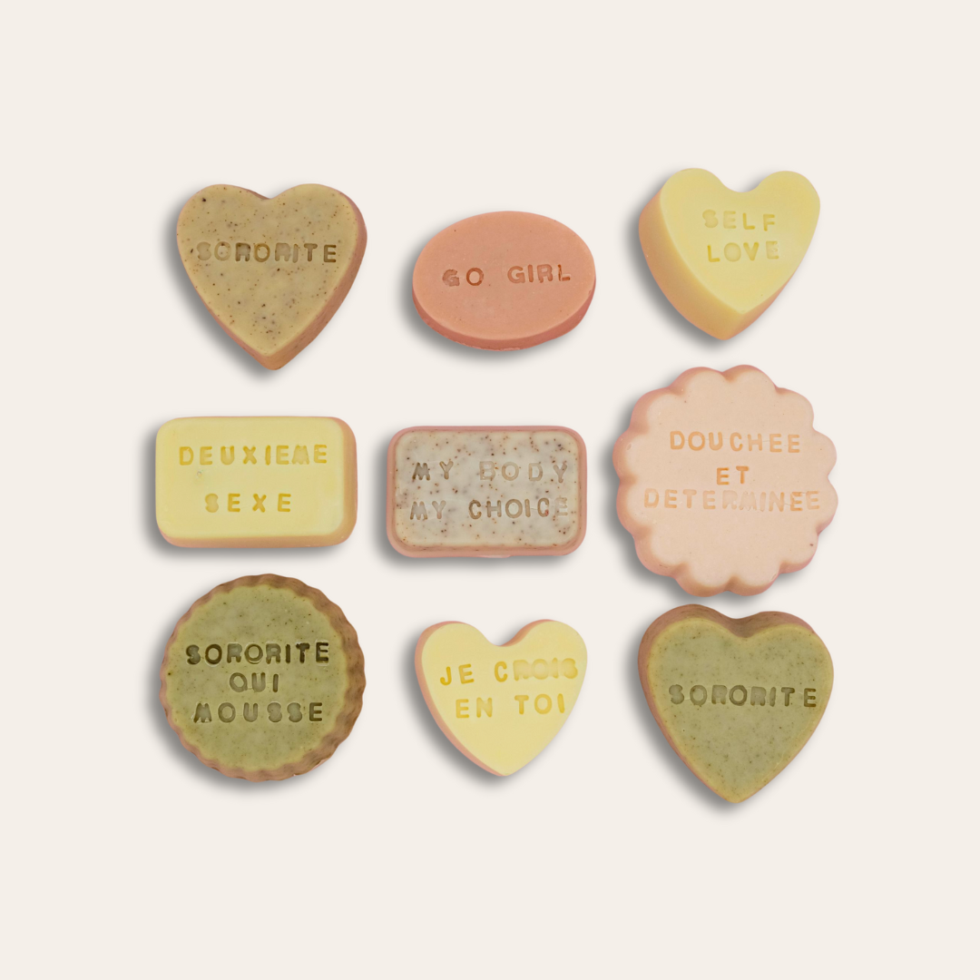 Savon bio moulé de 60g messages personnalisés Plusieurs savons moulés et des mots sont gravés sur les savons.