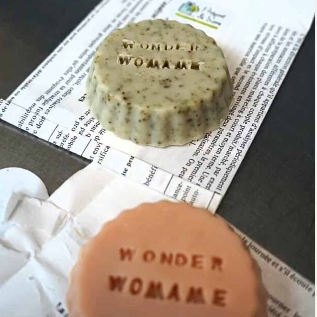 Savon bio moulé artisanal et régional Deux savons moulés gravé Wonder Womame et papiers.