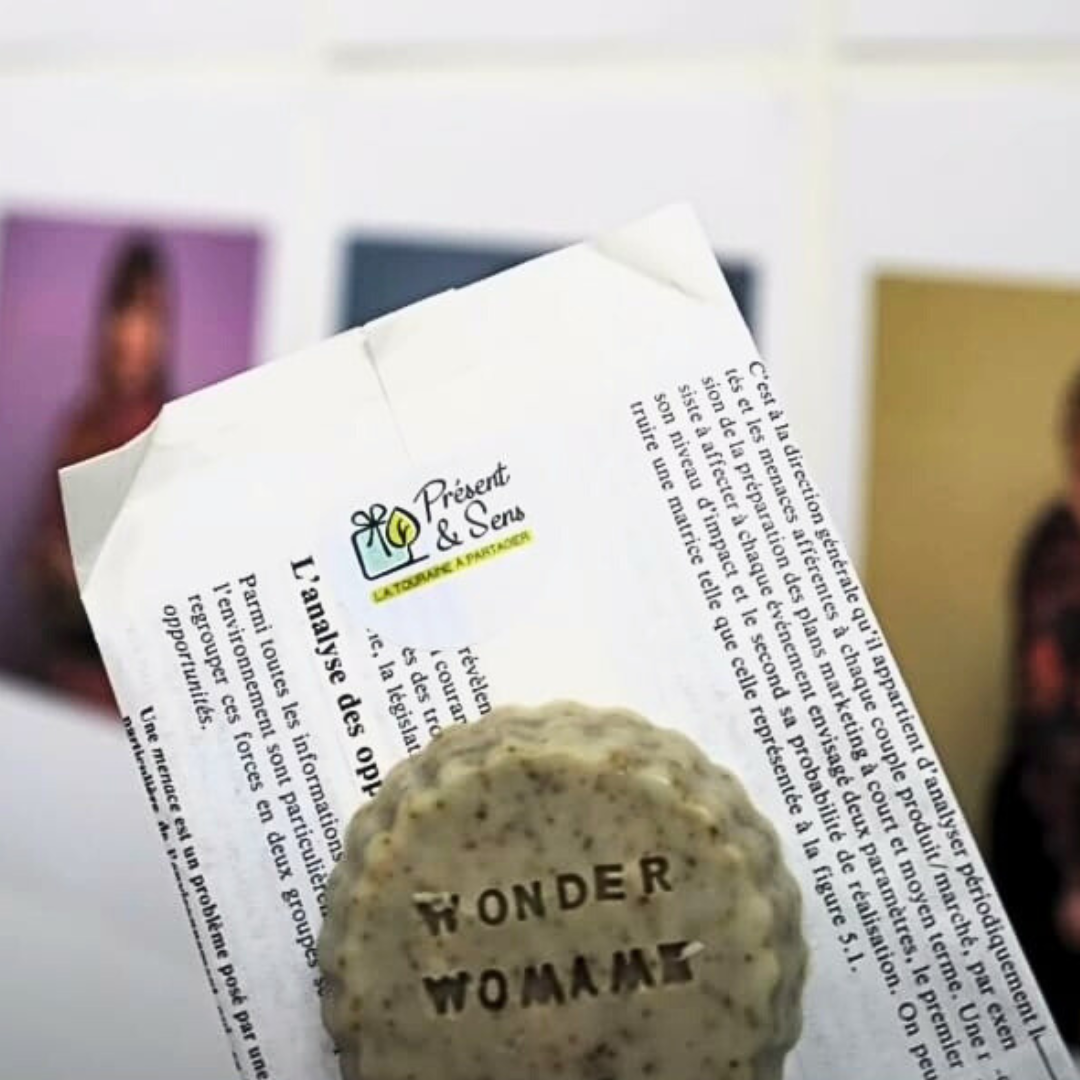Savon bio moulé écologique Savon avec gravé Wonder Womame dessus et un papier en arrière-plan.