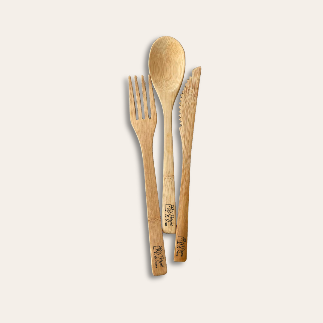 Set couverts en bambou Fourchette, cuillère et couteau en bois et gravés.