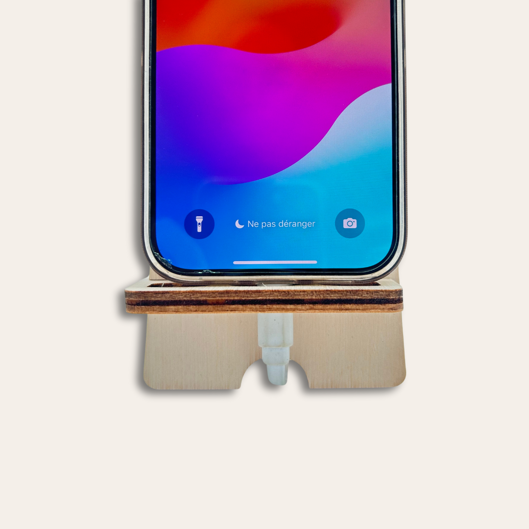 Support téléphone solidaire à personnaliser Zoom sur un support de téléphone et un mobile est posé dessus.