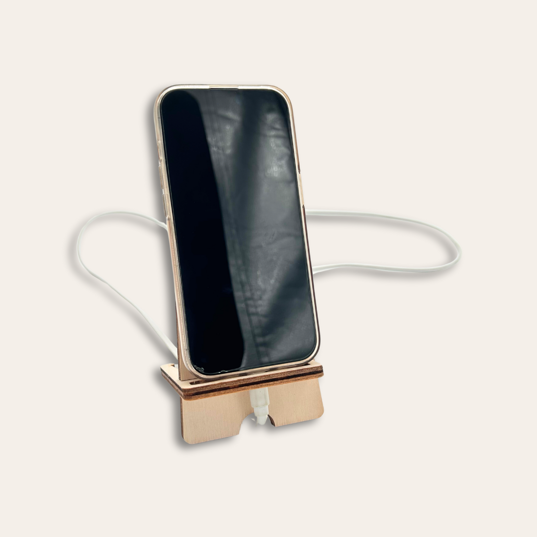 Support téléphone solidaire multifonction Support de téléphone et un mobile branché est posé dessus.