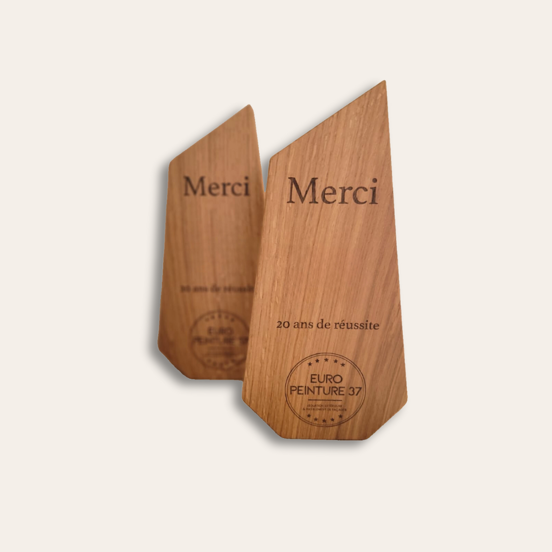 Trophées personnalisés Deux trophées en bois artisanal.