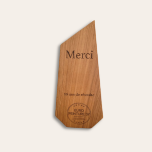 Trophée en bois artisanal.