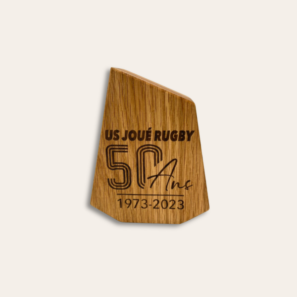 Trophée en bois gravé US Joué Rugby 50 ans.